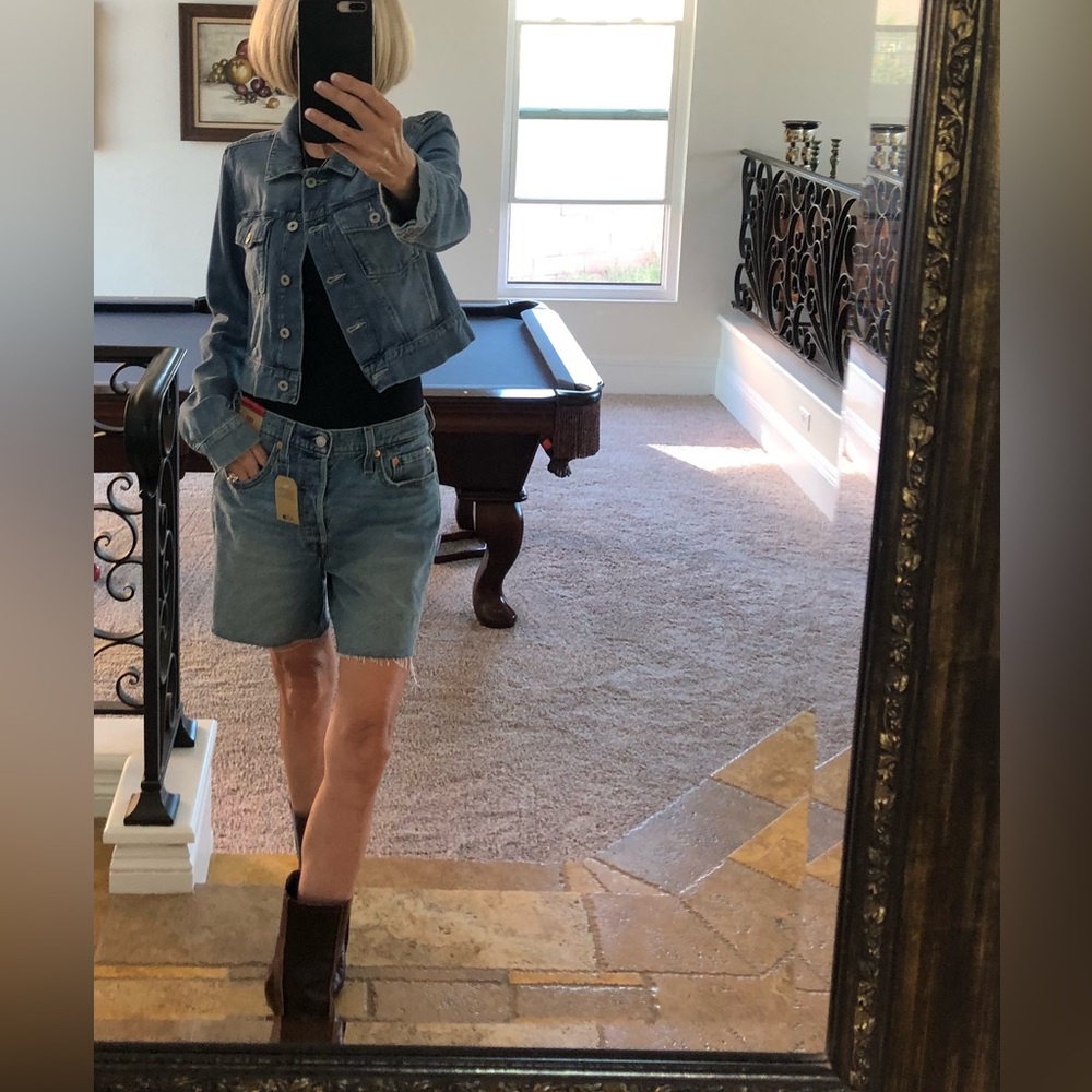 LEVI’S - NWT 501 MID-THIGH DENIM SHORTS + WOMENS 28/FEATURES RARE (R) TAB